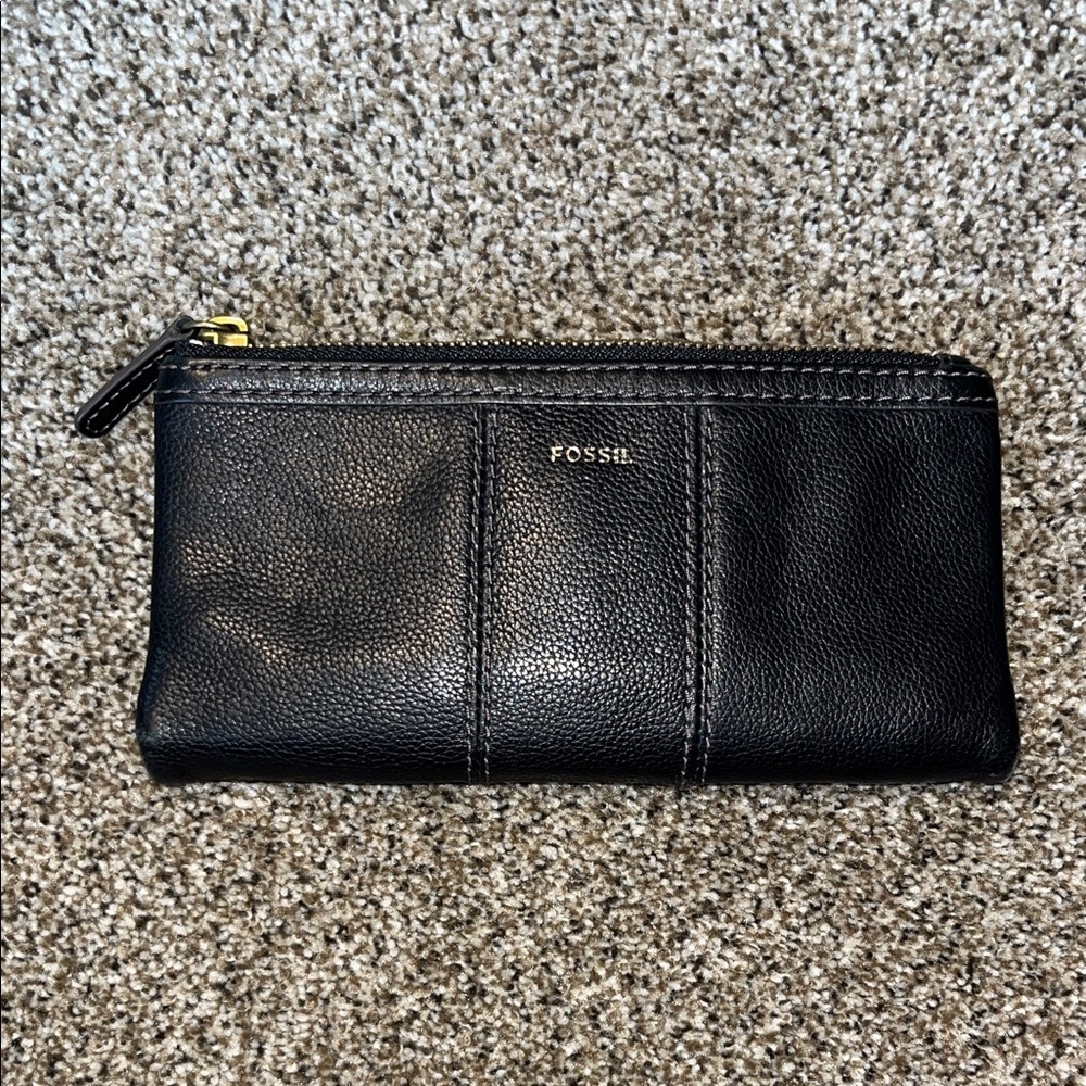Women’s Fossil Black Leather Zip Wallet